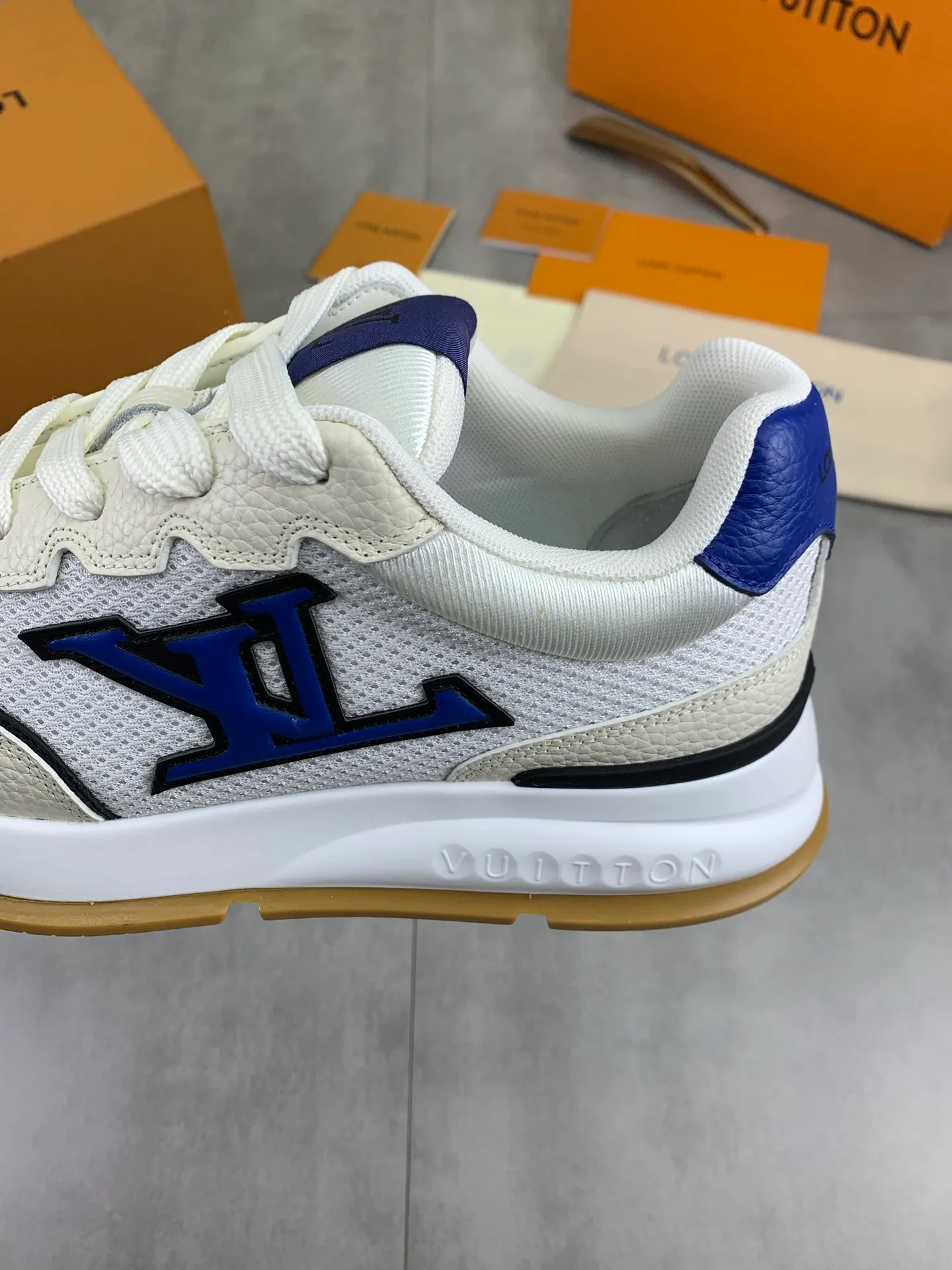 Factory price P700 💶 Top version [LOUIS VUITTON] Couple 🧑‍🤝‍🧑 Craftsman style Counter series (original order) New style 🍀LV Louis Vuitton - top version LV classic high-top trendy shoes! Made of imported original craft calfskin, original breathable lining, and original wear-resistant, lightweight, high-end TPU outsole! High quality products! 4️⃣ colors available, size: female 35-39, male 39-44 (female 40, male 45 46 customized)